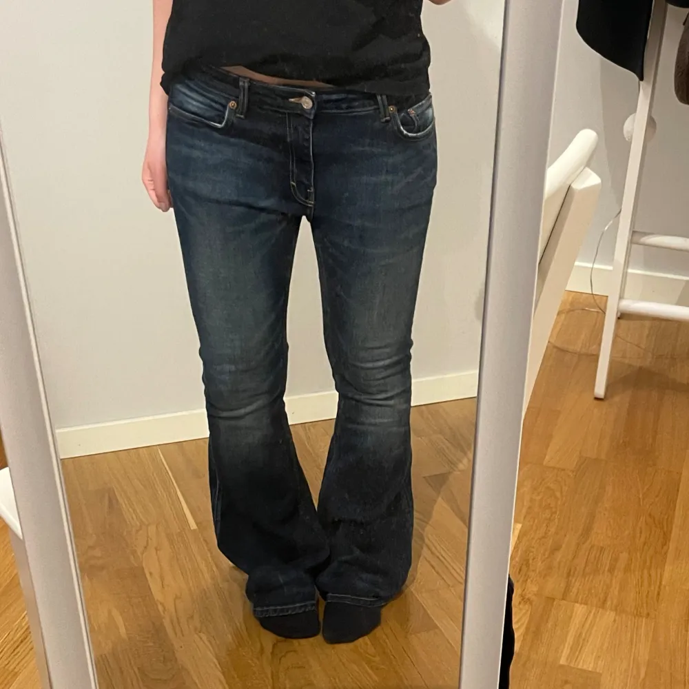 Säljer dessa snygga mörkblåa bootcut jeans då det tyvärr inte kommer till användning längre.💗. Farkut & Housut.