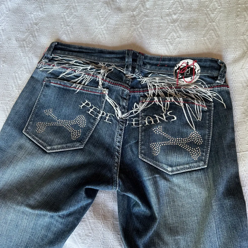 Säljer mina vintage pepe jeans köpta i New York 2006 då dem ej faller mig i smaken längre. Jeansen har otroligt fina detaljer både fram och bak. Rakt över midjan är dem 37 cm och innerbenslängden är 75 cm. Hör av er om ni har några funderingar😊 . Jeans & Byxor.