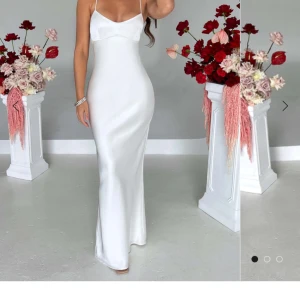 Vit balklänning  - Vit balklänning från BABYBOO som har andvänts endast en gång!😊 Inga defekter eller fläckar. Är 171cm och den går enda ner till golvet. Säljer för 700kr då nypris är 1089kr och frakten från den sidan är mycket dyrare än här💗 Skriv för mer bilder💗