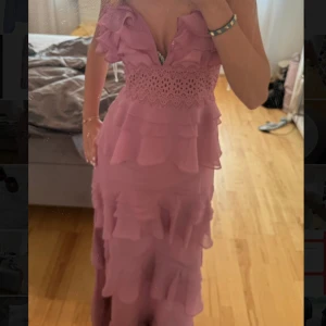 True decadence klänning  - Jätte fin klänning från true decadende i  bra skick endast andvänd 1 gång. Kan skicka egna bilder på den om de önskas.Pris kan diskuteras.