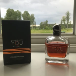 Armani Stronger With You Intensely 100ml - Säljer denna parfym som luktar otroligt gott och är en riktig tjej magnet, du kan förvänta dig att få komplimanger med denna. Ca 85ml kvar av 100ml. Perfekt höst/vinter parfym men jag tycker den funkar närsomhelst. Perfekt för dejter eller för vardag
