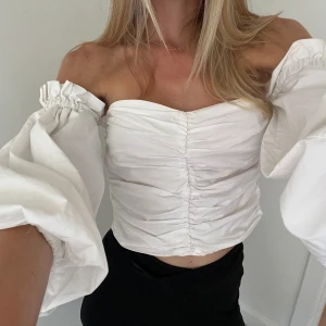  Offshoulder-blus - Offshoulder-blus från Ginatricot, fint skick💛