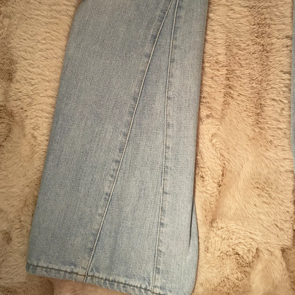 Bootcut jeans, ljusblå, med extra detalj på insidan av bootcuten (se bild två). Midwaist, men mer lågmidjade än högmidjade. Inget fel på dem, inga skador, helt perfekta men bara för små för mig.  Köpta för 500kr  Komtakta för mer info/fler bilder. . Jeans & Byxor.