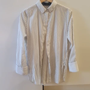 Randig skjorta - Svartvit, randig skjorta i nå lent material 👔