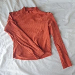 Croppad polo - Orange polotröja som är croppad. Välanvänd och uttöjd men nice ändå. 