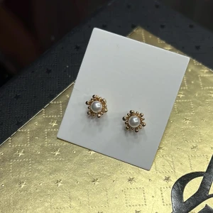 Örhängen 🌸 - Guldiga örhängen med vit pärla i mitten, oanvändt från guldfynd 🩷