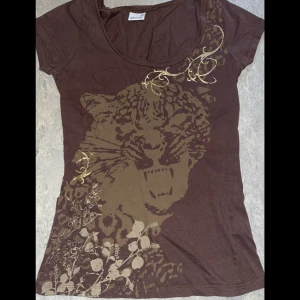 Tshirt - Skön och tunn t-shirt från Ginatricot i XS men passar även S-M, möjligtvis ännu större då den är lite stretchig. Nyskick, inga hål etc. Tigern syns mer diskret utan blixt. Pris kan diskuteras🤎