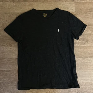 Ralph Lauren T shirt - Riktigt snygg i toppskick. Mörkgrå Storlek S