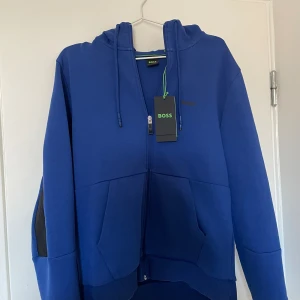 Hugo boss zip hoddie - Hej säljer min Hugo boss zip helt ny prislappen sitter kvar aldrig använt  Storlek s köpt för 2199