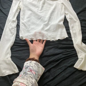 Tröja - Älskar och är mycket användbart!✨ Kan sänka priserna vid snabb affär. Inga defekter:) Är 164cm lång och garderob-utrensar. Kontakta mig för fler bilder💕