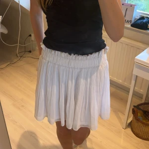 Vit kjol - Säljer denna fina kjol som är köpt på Plick sen tidigare den har tyvärr ingen lapp kvar så vet inte vart den är i från eller vilken storlek men jag skulle säga s-m, den har används under en sommar men är fortfarande i fint skick💗