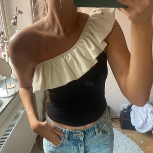 Topp med volang - Jättefin topp med volang❤️ läs min bio/profil innan du kontaktar/köper!