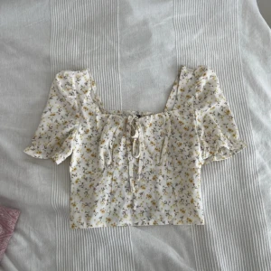 Blommig topp - Somrig Croppad topp från Shein