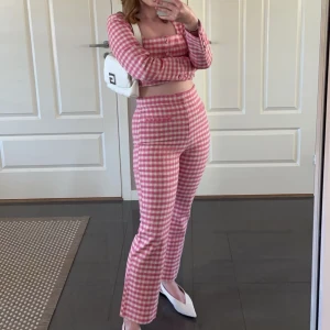 Rutigt set - ZARA - FLYTTRENS!!! Superfint set från ZARA i ett rosa/cream rutigt mönster - endast använd en gång! Båda delarna strl M💓
