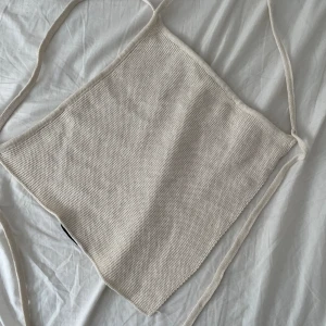 Topp från zara S - Jätte fin stickad topp från Zara sparsamt använd så den är i ett bra skick💕 Köparen står för frakten 