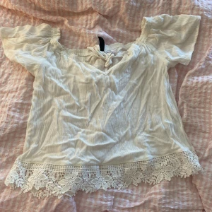 vit sommar blus/topp - använd några gånger men ser ut som ny, passar xxs- xs 