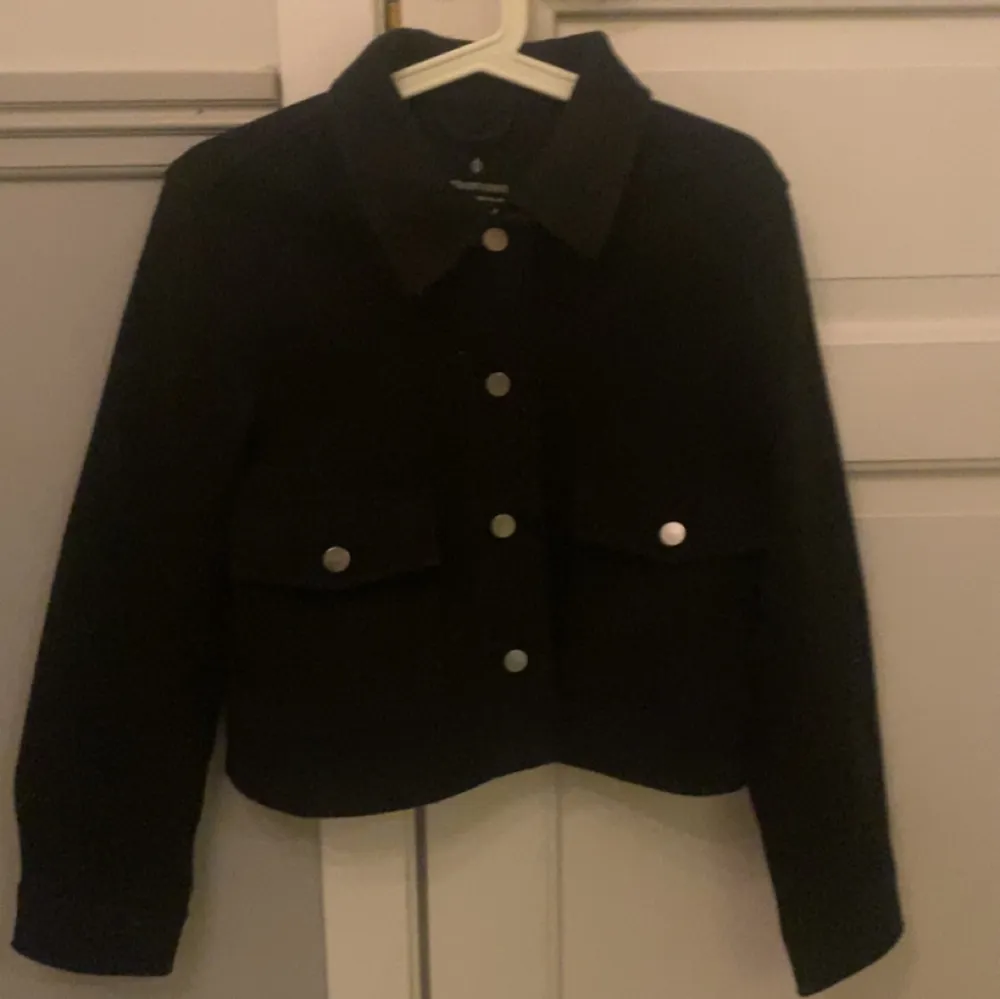 Säljer min svarta kappa ifrån Strandvarius eftersom den blivit för liten helt enkelt, köparen står för frakten!🩷Nypris 500kr.. Jackor.