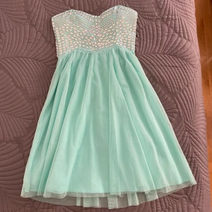 Kort festklänning  - Superfin festklänning i turkos färg med skimrande stenar!🩵Passar till alla tillfällen och är verkligen superfin. Har endast använts en gång, och är i superskick