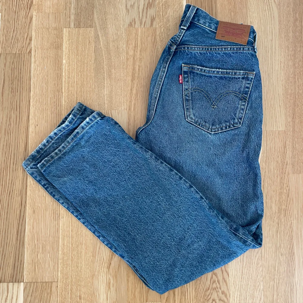 Säljer ett par fräscha blå Levis jeans som passar storlek 28/32. Skick 9/10. Använda fåtal gånger. Model 501. Priset är inte skrivet i sten. Skicka pm för fler bilder eller frågor. . Jeans & Byxor.