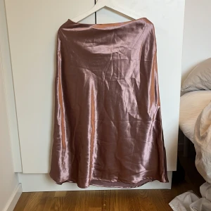 Satin kjol - Rosa satin kjol inte använd för den är för stor för mig!