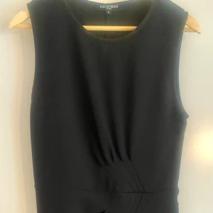 Klänning från Ilse Jacobsen - Jättefin svart klänning i storlek 40. Jättefint skick och material med lite tyngd i så den faller väldigt fint. Dragkedja i sidan. Knälång. Svårt att ta bilder på svarta kläder då många detaljer försvinner så kontakta mig om du vill ha fler bilder. 