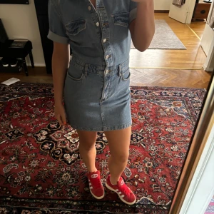 Jeansklänning - Supersöt Jeansklänning från Mango som är använd några gånger men fortfarande är i mycket bra skick🥰 