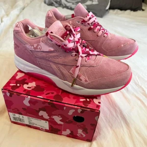 Cam’ron x Reebok Ventilator Supreme Fleebok 2 (Limitid Edition) - Nya&Oanvända ﻿Cam’ron x Reebok Ventilator Supreme Fleebok 2 (Limitid Edition) ﻿Storlek: US: 10 / EU: 43 ﻿Condition 10 av 10 ﻿ ﻿Klädd i Cams varumärke "Killa Pink" färgschema. Denna Reebok Ventilator Supreme har en ovandel i rosa mocka med kamouflagea