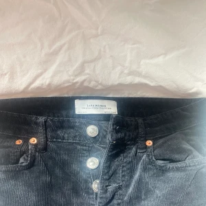 Jätte fina Manchester byxor  - Kommer tyvärr inte till användning och har använts fåtal gånger. Om ni har några frågor eller funderingar kring byxorna är det bara och fråga!❤️ vi kan diskutera om priset också!❤️