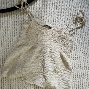 Topp ifrån zara  - Fin topp med knyte vid axlarna ifrån zara. Storlek M🤍 150kr