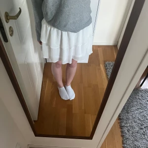 Chelsea volangkjol vit - Superfin vit volangkjol från Chelsea, sparsamt använd 💕