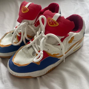 Hip hop style skor  - Svincoola skor som är lite stora för mig, hade lätt behållt dom annars.  Passar 43/44 Använda utomhus vid 2 tillfällen men de är i toppskick.