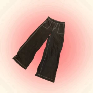 Byxor - Svarta byxor med vit söm, finns tecken på användning men går fortfarande att använda dessa ett långt tag till