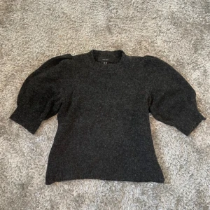 Stickad t shirt - Stickad t-shirt från Vero moda. Orginalpris 230