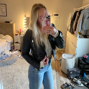 Skinnjacka - Skinnjacka från chiquelle i stl 38 men är väldigt liten i storlek så skulle mer säga att den passar xs/s, fint skick inget trasigt💓 