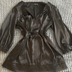 Svart siden blus  - Jättevacker siden blus från Vila, storlek är M😍😍