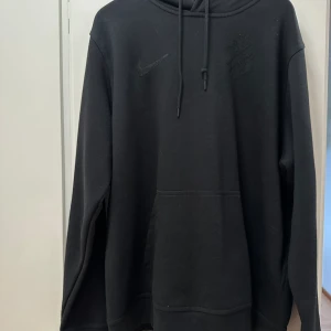 AIK Hoodie black edition Nike - Använd 2 ggr. I så nära nyskick man kan komma.  Helsvart med svart Nike och AIK logga.  Finns inte att köpa på shopen idag så passa på. 