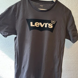 T-shirt - Levis T-shirt i stl M. Fint skick