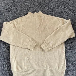 Beige tröja  - Säljer min beige tröja från Shein då den inte passar mig. Skriv för fler bilder 💕