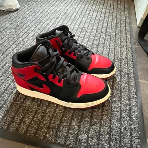 Air Jordan 1 Banned Mid  - Mycket fina Jordans banned mid Knappt använda Storlek 40  Tyvärr ingen låda kvar Skickar med en annan låda  ÄKTA