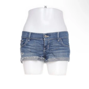 Jeansshorts  - Super fina Hollister jeans shorts. skriv om du vill köpa så slår jag på köp nu💕