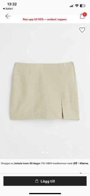 Svart kjol  - Kort svart kjol med slits på sidan den HM. Materialet är linnablanding och skulle säga att den är liten i storlek så passar en M/38. 