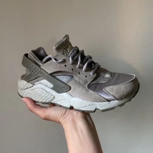 Nike Air Huarache sneakers grå - Fint beh skick! Köpt på Plick, aldrig använda av mig.  Obs! Strl 38 men är som 37-37-,5.