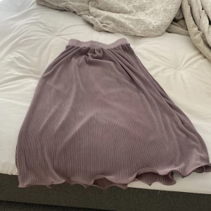 Lila långkjol  - Säljer då den inte har kommit till användning! Från NAKD i storlek 34! Skicket ör utmärkt, och har inte sätt några större problem med den! 