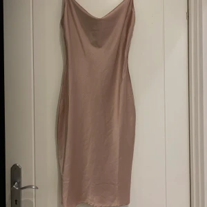 Klänning   - Denna klänning är en klänning som formar kroppen perfekt. Den passar t vad du vill och är perfekt för middagar och utgångar. Jätte sexig klänning då den har en slits där bak!!