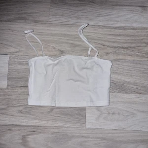 Linne  - Jättekort linne/topp Vitt linne ifrån H&M.   Storlek XS 