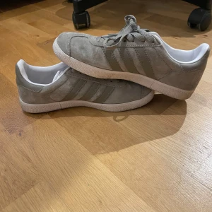 Gazelle adidas - Säljer mina gazelle adidas skor som är i princip nya❤️ Passar storlek 37-38