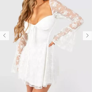 Vit klänning - Vit klänning med spets. Helt ny med lappar kvar💞Nypris 500+frakten.