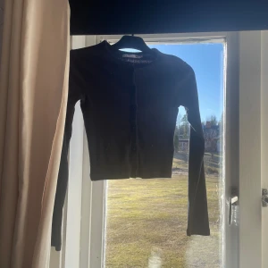 Lager 157 tröja - Långärmad topp/tröja med knappar från lager 157 som är i storlek XS och är aldrig använd