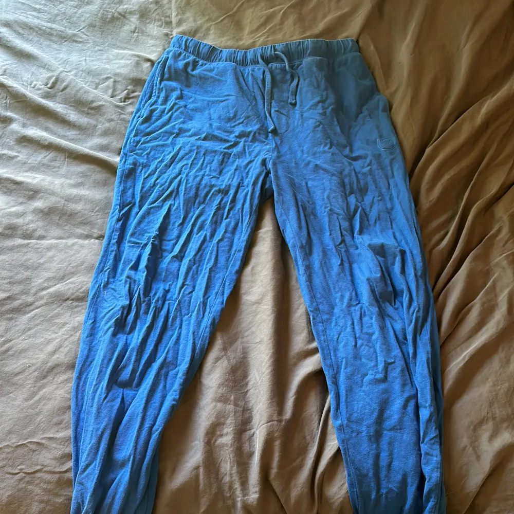 Tunna härliga blåa MK mysbyxor  Medium  Ca 550kr nypris. Jeans & Byxor.