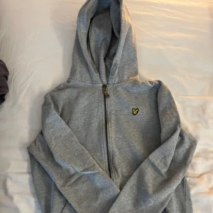 Lyle&scott zip - Jag säljer nu min zip hoodie som är i väldigt bra skick. Kan användas till både tjej och kille enligt mig